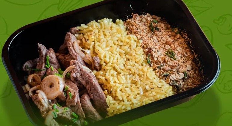Marmita saudável com carne, arroz e farofa